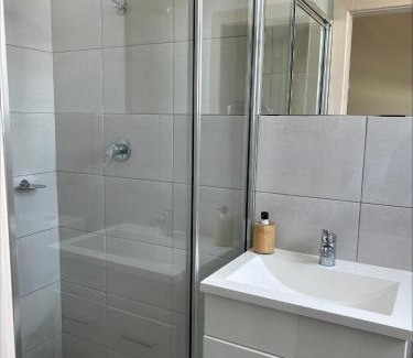 Wagga Wagga Hotel | Budget-Friendly Stay at William Farrer Hotel with Breakfast