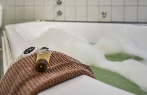 Naracoorte Hotel | Welcoming William Macintosh Motor Lodge with Family Amenities