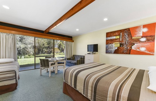 Naracoorte Hotel | Welcoming William Macintosh Motor Lodge with Family Amenities