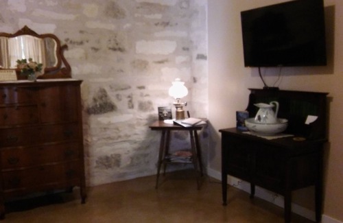 Dripping Springs Cottage | Guest Rated 10/10: Willie Mae’s Cottage with Ocean View