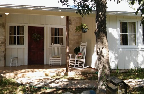 Dripping Springs Cottage | Guest Rated 10/10: Willie Mae’s Cottage with Ocean View