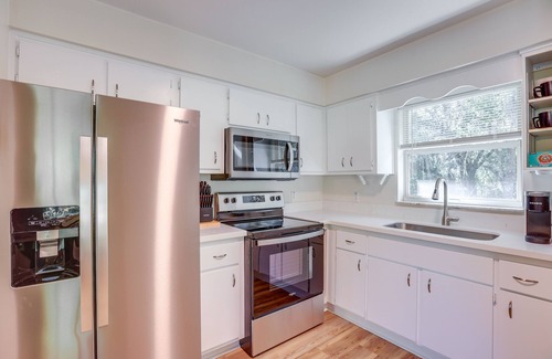Williston Highlands House | Charming Williston Home with Spa, Yard & Near Devil’s Den