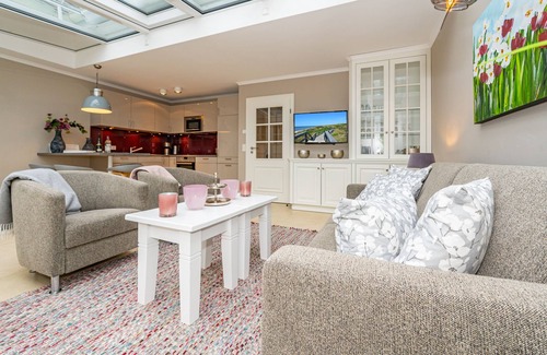 Westerland Apartment | Discover Uthland: Bright Oceanfront Retreat with Pool