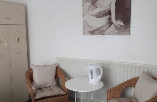 Walsall House | Cozy Willodean: Enjoy Breakfast & Kitchen Amenities