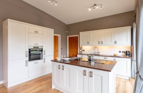 Richmond Cottage | Willow Lodge: Cozy Retreat for 6 with Family-Friendly Amenities