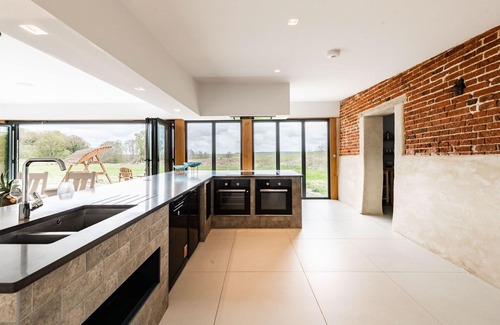 Haddiscoe House | Discover Willow Barn: Spa Retreat with Hot Tub in Norfolk