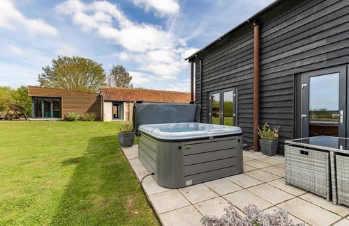 Haddiscoe House | Discover Willow Barn: Spa Retreat with Hot Tub in Norfolk