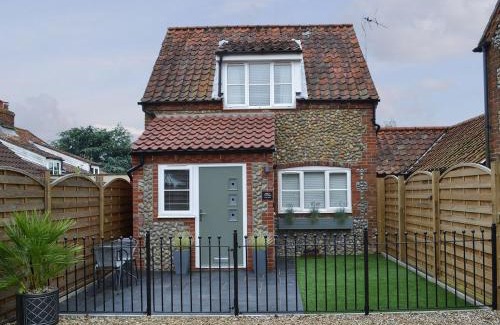 Great Ryburgh House | Elegant Willow Cottage: 5-Star Stay for Families & Pets