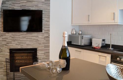 Great Ryburgh House | Elegant Willow Cottage: 5-Star Stay for Families & Pets