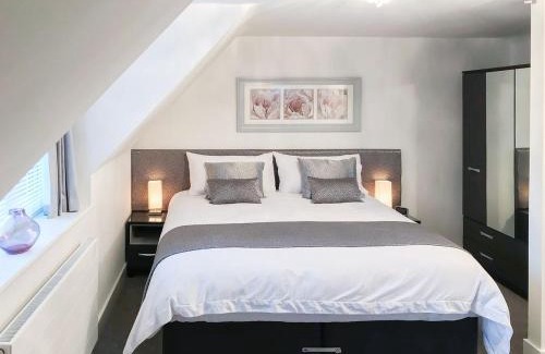Great Ryburgh House | Elegant Willow Cottage: 5-Star Stay for Families & Pets