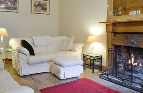 Kirriemuir House | Cozy Willow Cottage: Family-Friendly with Great Reviews