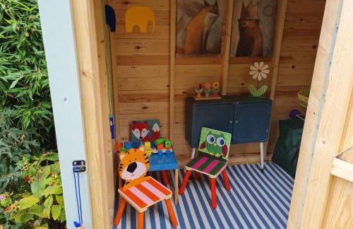 North Creake House | Cozy Willow Cottage: Perfect for Families and Pets
