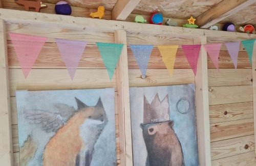 North Creake House | Cozy Willow Cottage: Perfect for Families and Pets