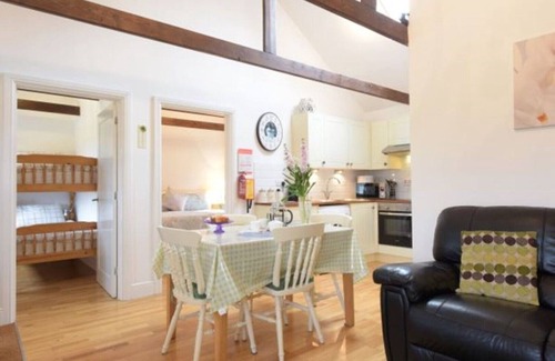 Harrietsham Cottage | Idyllic Kent Cottage: Pet-Friendly Retreat with Pool & Spa