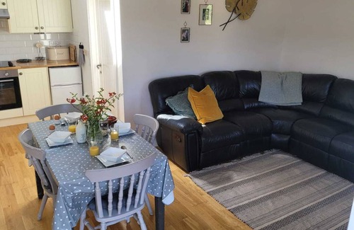 Harrietsham Cottage | Idyllic Kent Cottage: Pet-Friendly Retreat with Pool & Spa