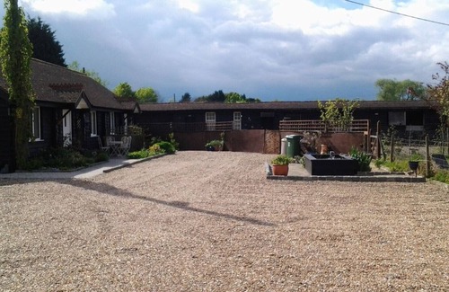 Harrietsham Cottage | Idyllic Kent Cottage: Pet-Friendly Retreat with Pool & Spa