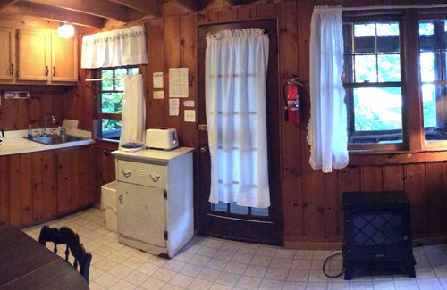 North Sebago Cottage | Willow Cottage-Private Beach-Pets Welcome - Round Table Lodge, Sebago, Maine