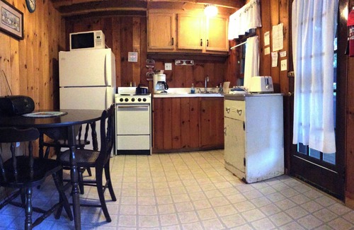 North Sebago Cottage | Willow Cottage-Private Beach-Pets Welcome - Round Table Lodge, Sebago, Maine