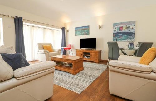 Maenporth House | Discover Willow: 4-Star Pet-Friendly Getaway with Top Reviews