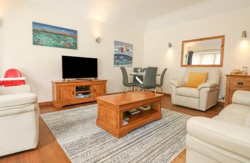 Maenporth House | Discover Willow: 4-Star Pet-Friendly Getaway with Top Reviews