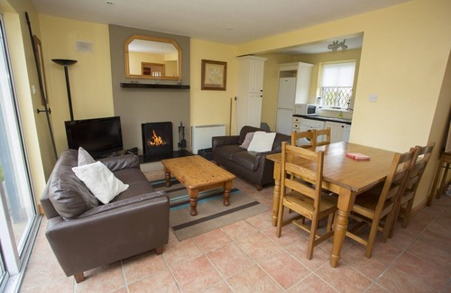 Rosslare Ski Chalet | Willow Grove Holiday Cottage No.3: Family-Friendly Retreat