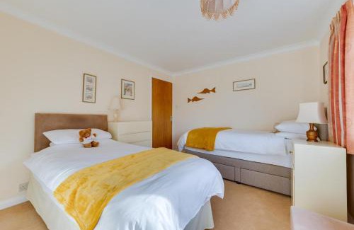 Halesworth House | Welcoming Willow House: Family & Pet-Friendly Retreat
