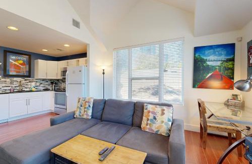 East Cesar Chavez Apartment | Welcoming Willow House Unit B: Pet-Friendly Retreat