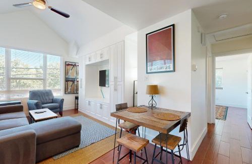 East Cesar Chavez Apartment | Welcoming Willow House Unit B: Pet-Friendly Retreat