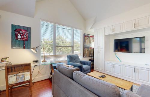 East Cesar Chavez Apartment | Welcoming Willow House Unit B: Pet-Friendly Retreat