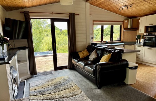 Helford Passage Cottage | Family-Friendly Willow Lodge with Hot Tub in Falmouth