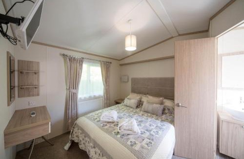 Swanage House | Discover Oceanfront Bliss at Willow Lodge with Hot Tub Access
