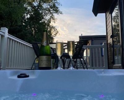 Allerthorpe House | Willow Lodge: Family-Friendly Retreat with Hot Tub