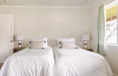 Squaw Valley House | Tranquil King's Canyon Farmhouse Retreat for Families & Pets