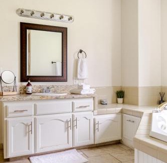 Squaw Valley House | Tranquil King's Canyon Farmhouse Retreat for Families & Pets