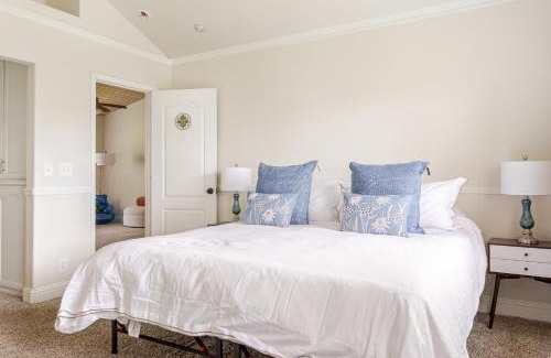 Squaw Valley House | Tranquil King's Canyon Farmhouse Retreat for Families & Pets