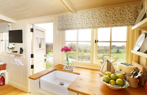 Burlawn Cottage | Willow Cottage: Romantic Retreat with Hot Tub & Spa