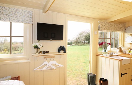 Burlawn Cottage | Willow Cottage: Romantic Retreat with Hot Tub & Spa