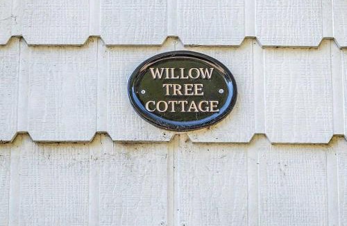 Bundanoon House | Cozy Willow Tree Cottage in Vibrant Bundanoon Awaits You