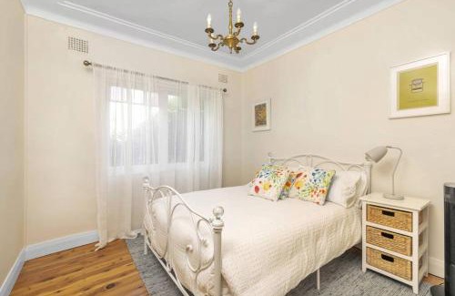 Bundanoon House | Cozy Willow Tree Cottage in Vibrant Bundanoon Awaits You