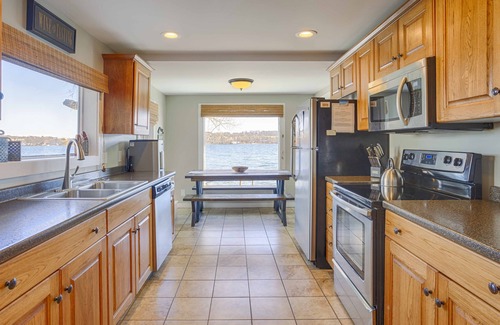 Penn Yan House | Willow Tree Cottage: Pet Friendly Retreat by the Lake