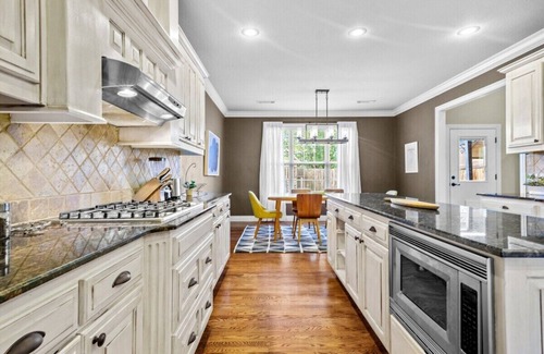 Fayetteville House | Top-Rated Willow Tree Retreat Near U of A with Kitchen