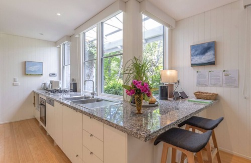 Mount Macedon Cottage | Explore Willowglade Retreat and Gardens in Mount Macedon