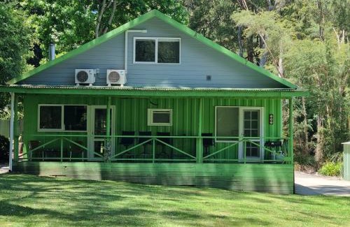 East Warburton House | Exceptional Willows Cottage: Family-Friendly Retreat