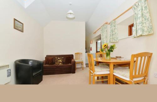 Newport House | Family-Friendly Willows Hotel with Outstanding 9/10 Reviews