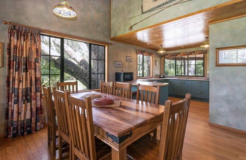Ngongotaha House | Idyllic Lakefront Retreat at Willowmere Cottage