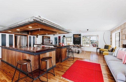 Budgee Budgee House | Poolside Getaway at Wilpine: Family & Pet Friendly Retreat