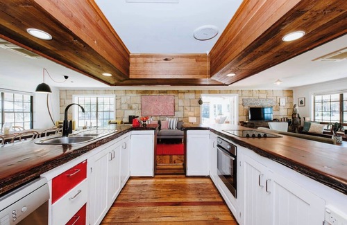 Budgee Budgee House | Poolside Getaway at Wilpine: Family & Pet Friendly Retreat