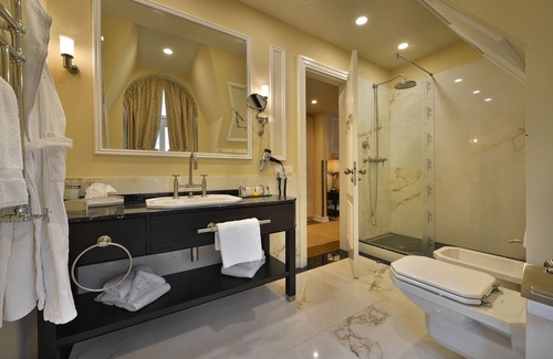 Old Town Hotel | Discover Wilson Palace: Guest Rated 9.8 with Unique Amenities