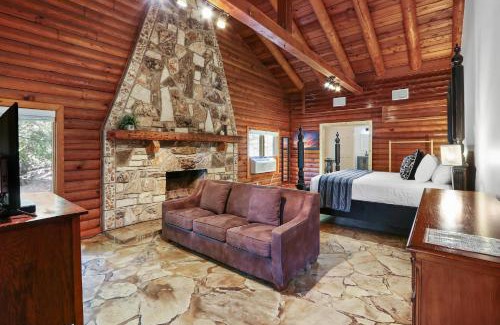Wimberley House | Inviting Wimberley Log Cabins Resort with Pool Access