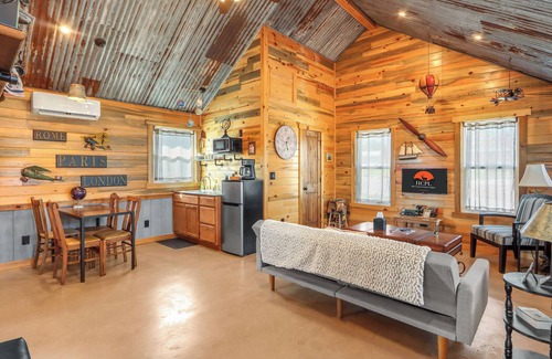 Wimberley Cabin | Wimberley Traveler’s Cottage w/Firepit & Pickleball